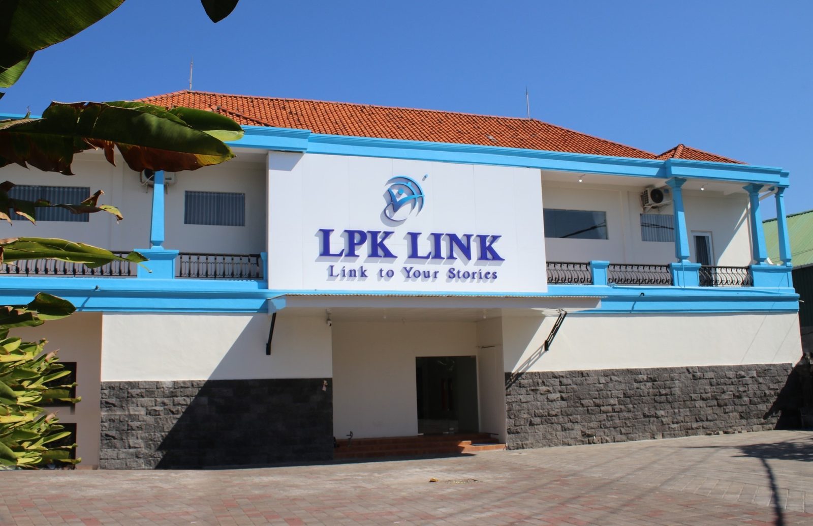 バリ島にある LPK LINK の校舎の正面